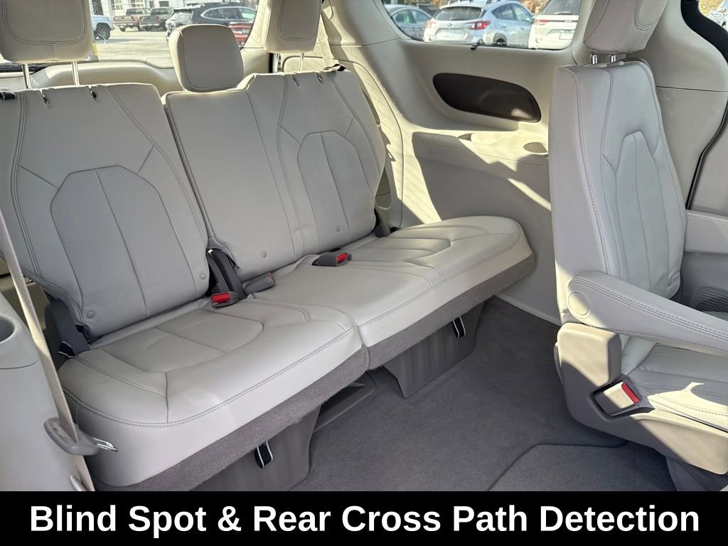 Used 2020 Chrysler Pacifica Touring-L w/ Tire & Wheel Group image 21