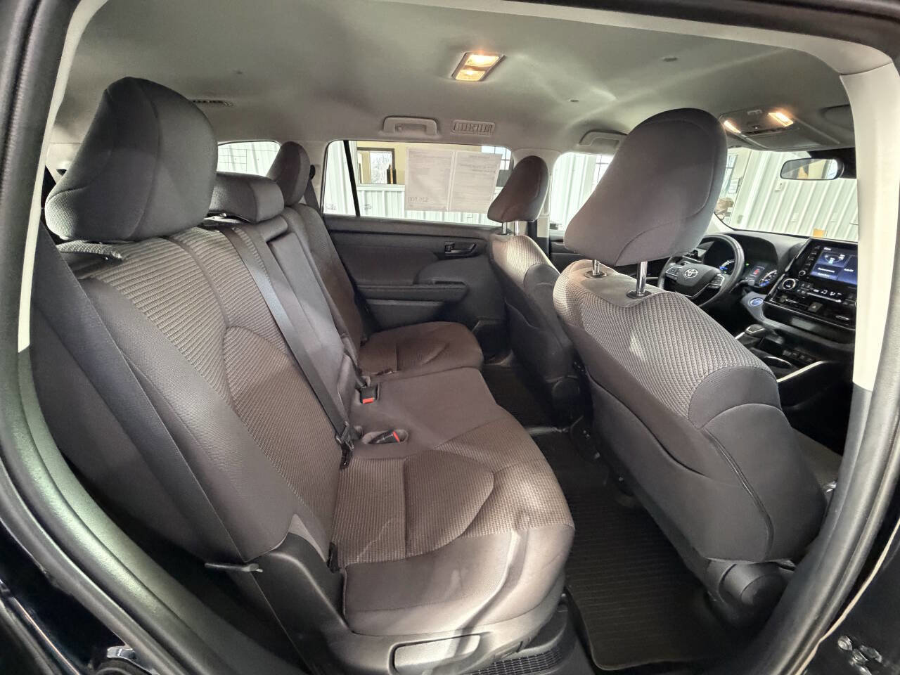 Used 2020 Toyota Highlander LE image 34