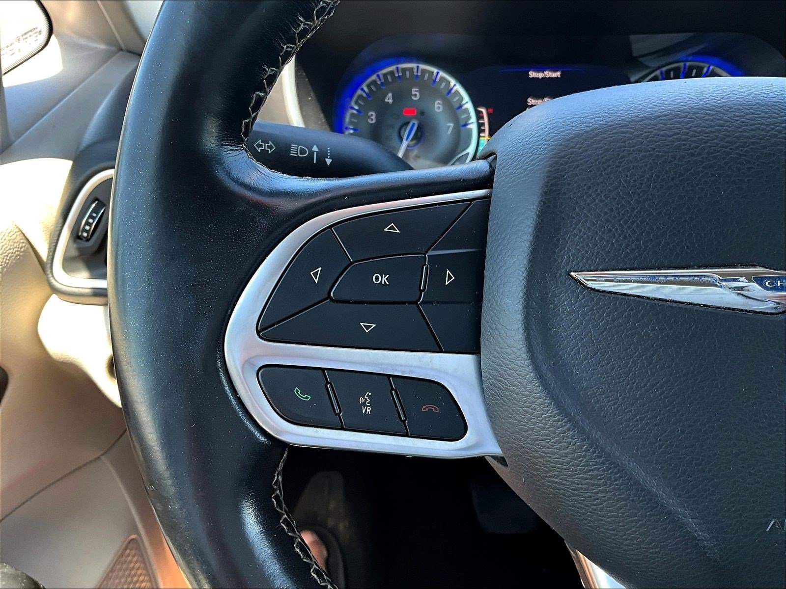 Used 2021 Chrysler Pacifica Touring-L FWD image 11