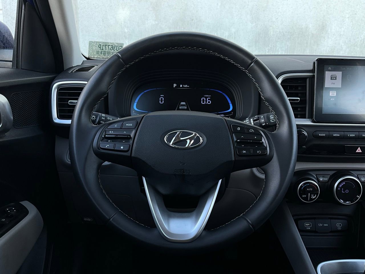 Used 2025 Hyundai Venue SEL image 33