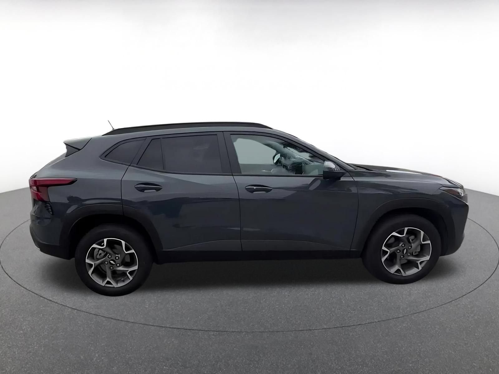 Used 2025 Chevrolet Trax LT w/ LT Convenience Package FWD image 16