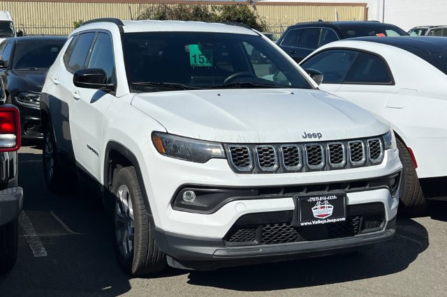Used 2024 Jeep Compass Latitude AWD/4WD image 2