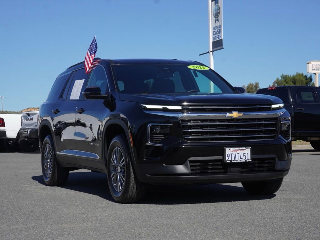 Used 2025 Chevrolet Traverse LT w/ Driver Confidence Package image 2