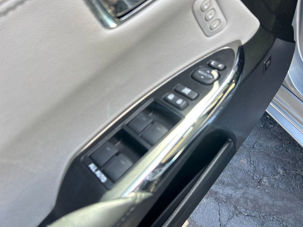 Used 2016 Toyota Avalon Limited FWD image 19