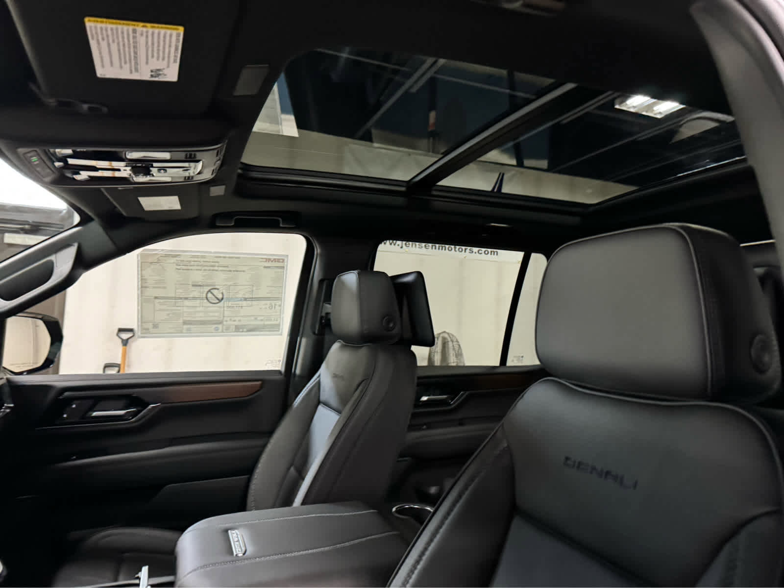 New 2026 GMC Yukon Denali w/ Denali Reserve Package AWD/4WD image 16