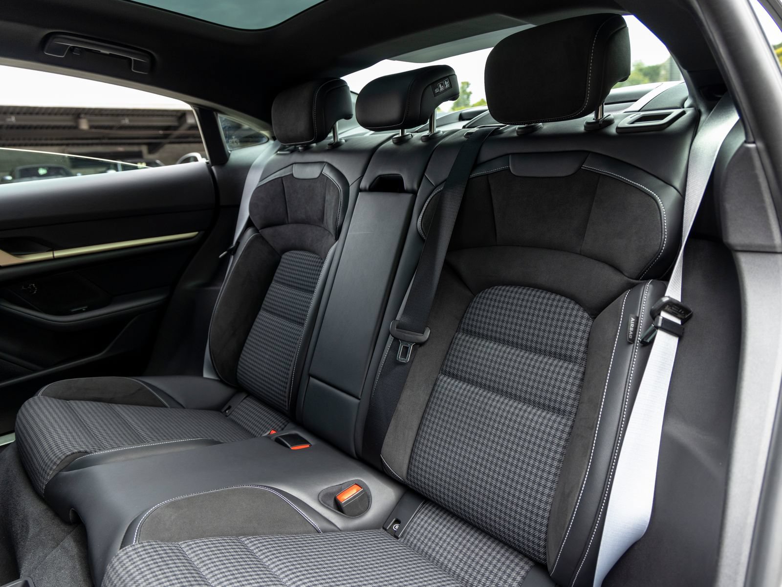 Certified 2025 Porsche Taycan 4S AWD/4WD image 44