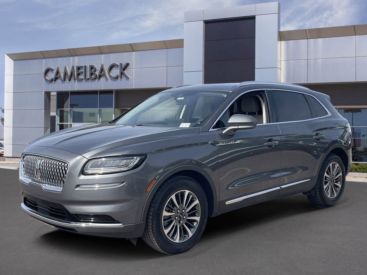 Used 2022 Lincoln Nautilus FWD w/ Premium Package image 2