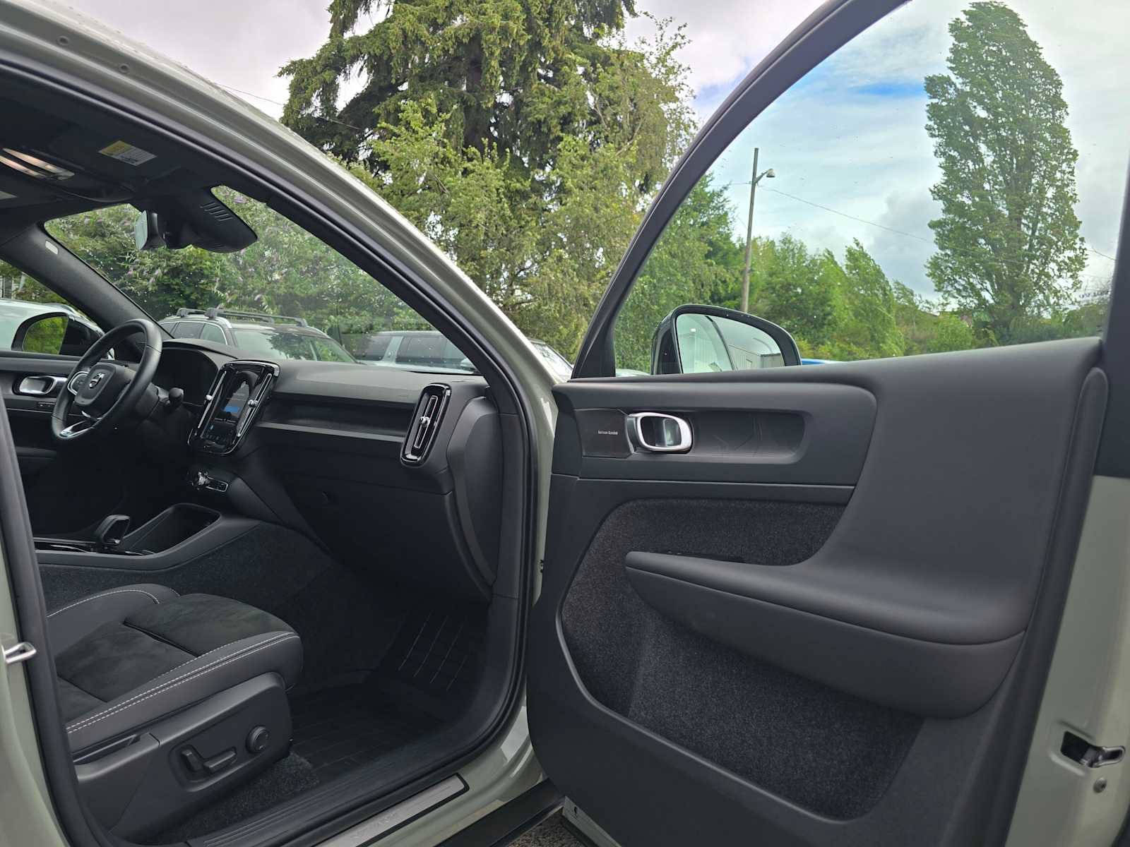Certified 2023 Volvo C40 P8 Recharge Ultimate w/ Protection Package Premier AWD/4WD image 12