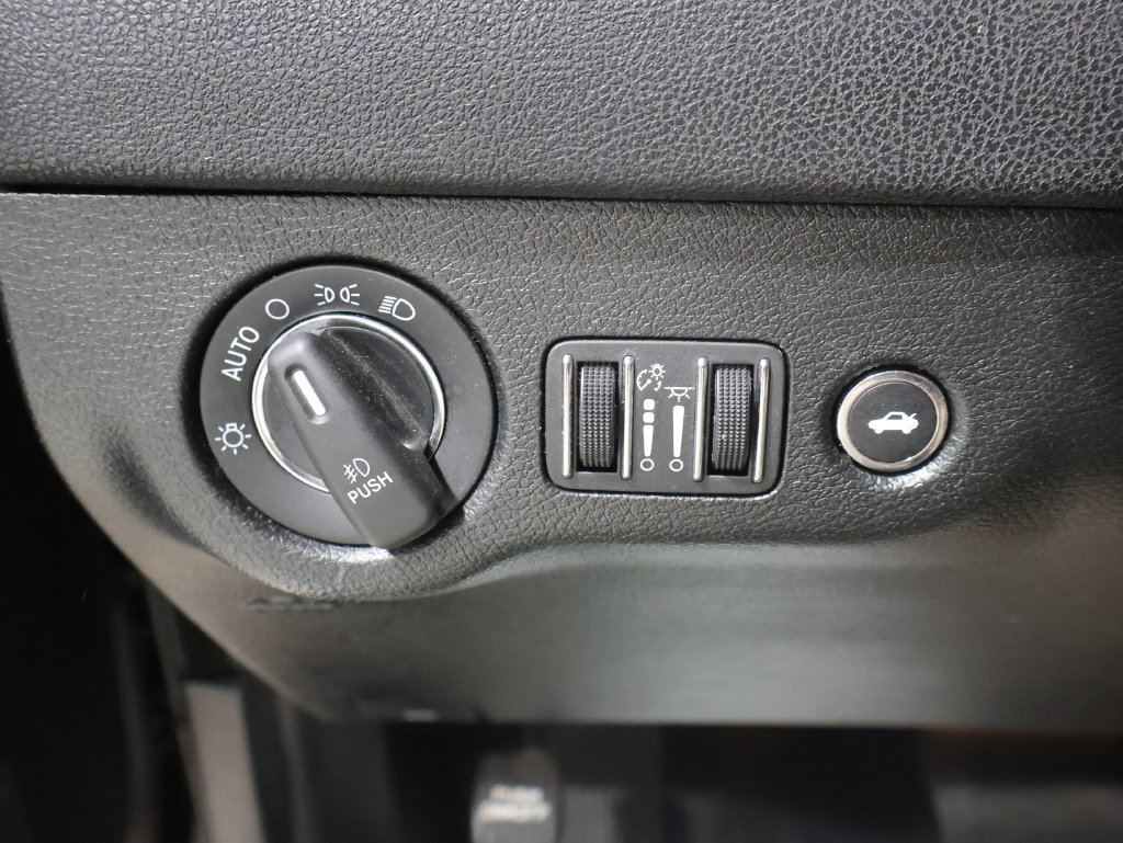 Used 2018 Chrysler 300 Limited AWD/4WD image 30