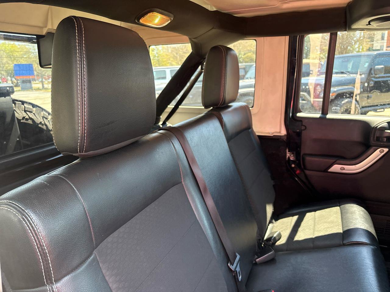 Used 2012 Jeep Wrangler Unlimited Rubicon image 11