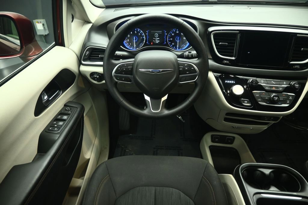 Used 2020 Chrysler Pacifica Touring w/ Tire & Wheel Group FWD image 33