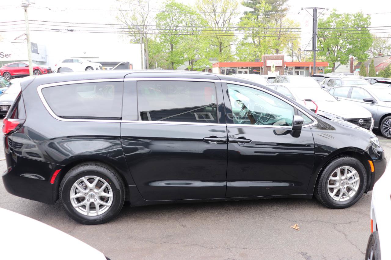 Used 2023 Chrysler Pacifica Touring-L image 6