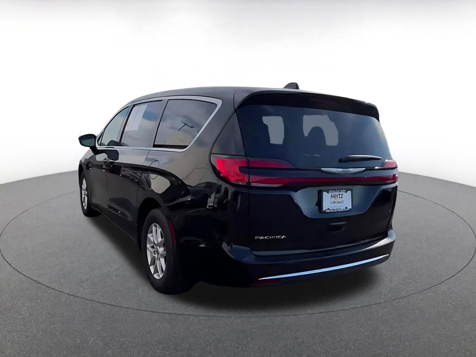Used 2025 Chrysler Pacifica Select image 11