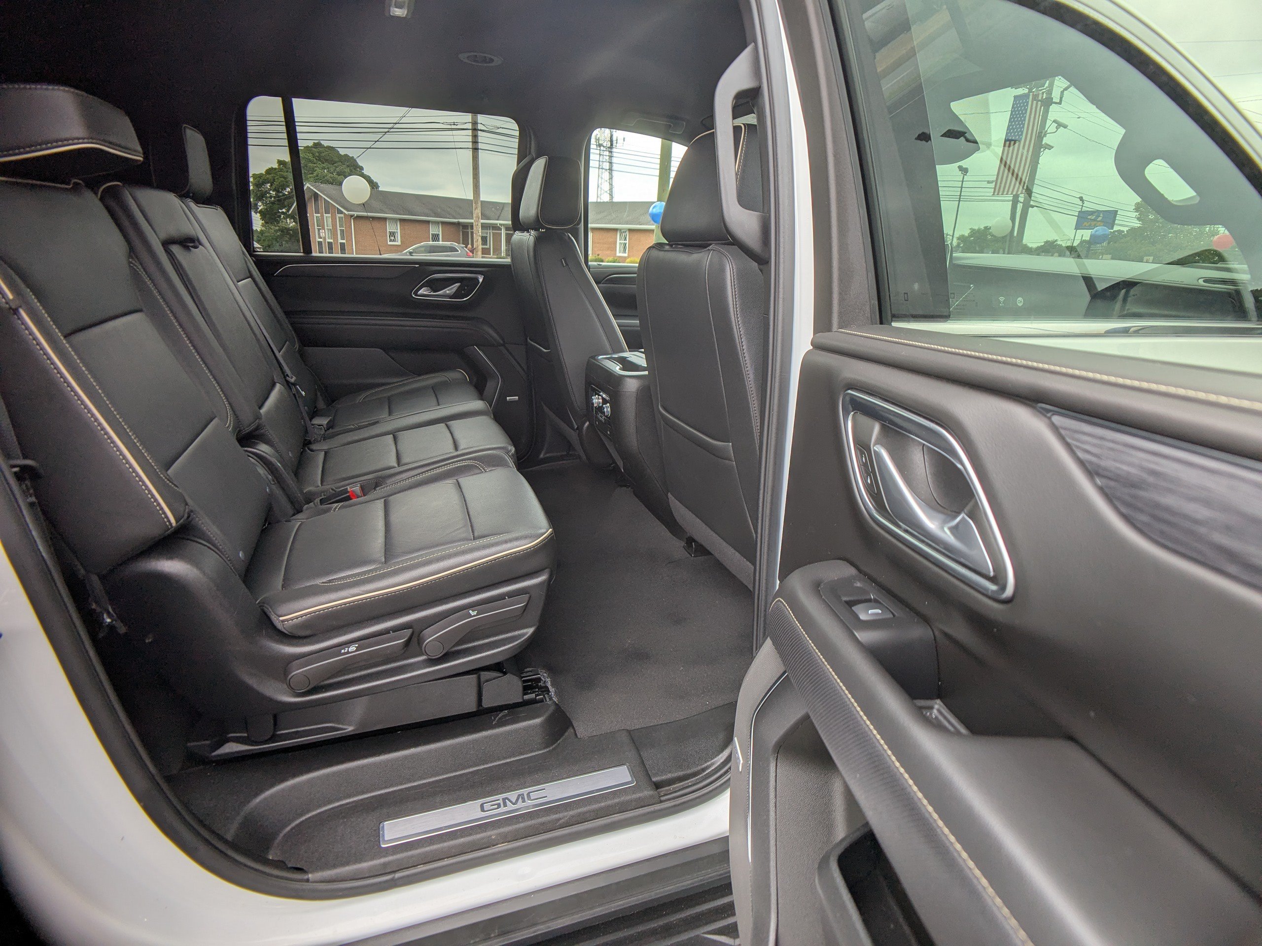 Used 2024 GMC Yukon XL SLT AWD/4WD image 13