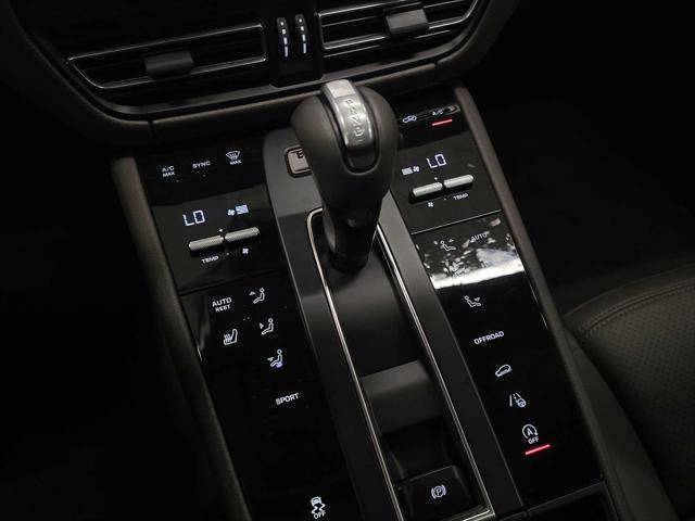 Used 2025 Porsche Macan AWD/4WD image 33