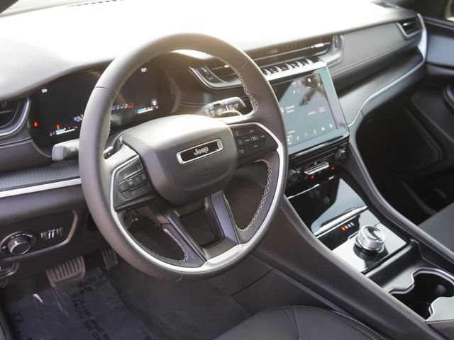 Certified 2024 Jeep Grand Cherokee Laredo RWD image 17