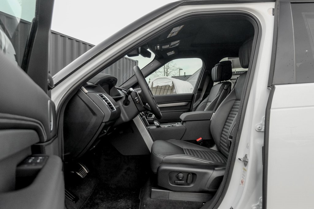 Used 2025 Land Rover Discovery Dynamic SE image 9