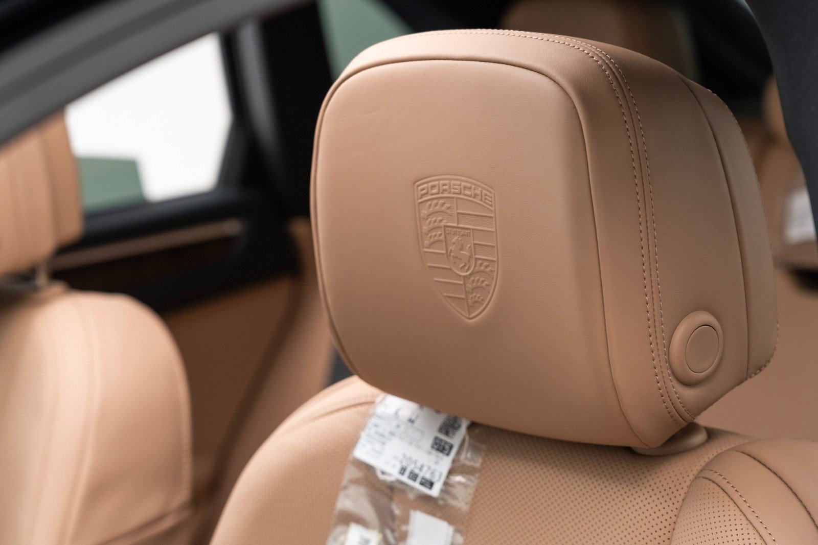 Certified 2025 Porsche Macan AWD/4WD image 17