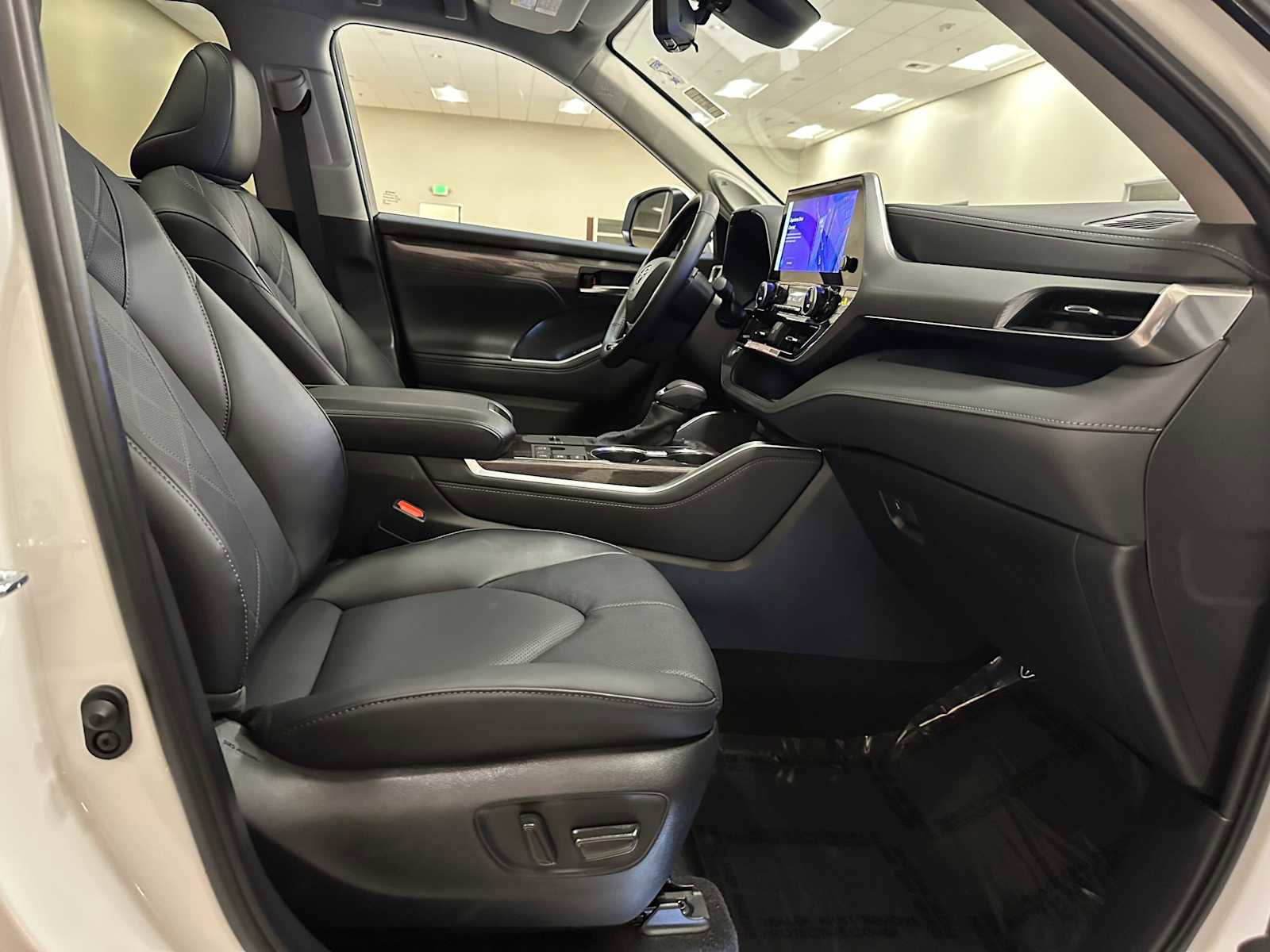 Certified 2025 Toyota Highlander Platinum image 28