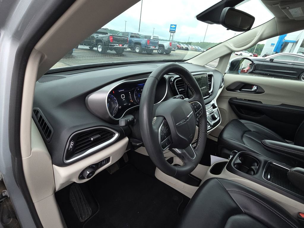 Used 2023 Chrysler Pacifica Touring-L FWD image 14