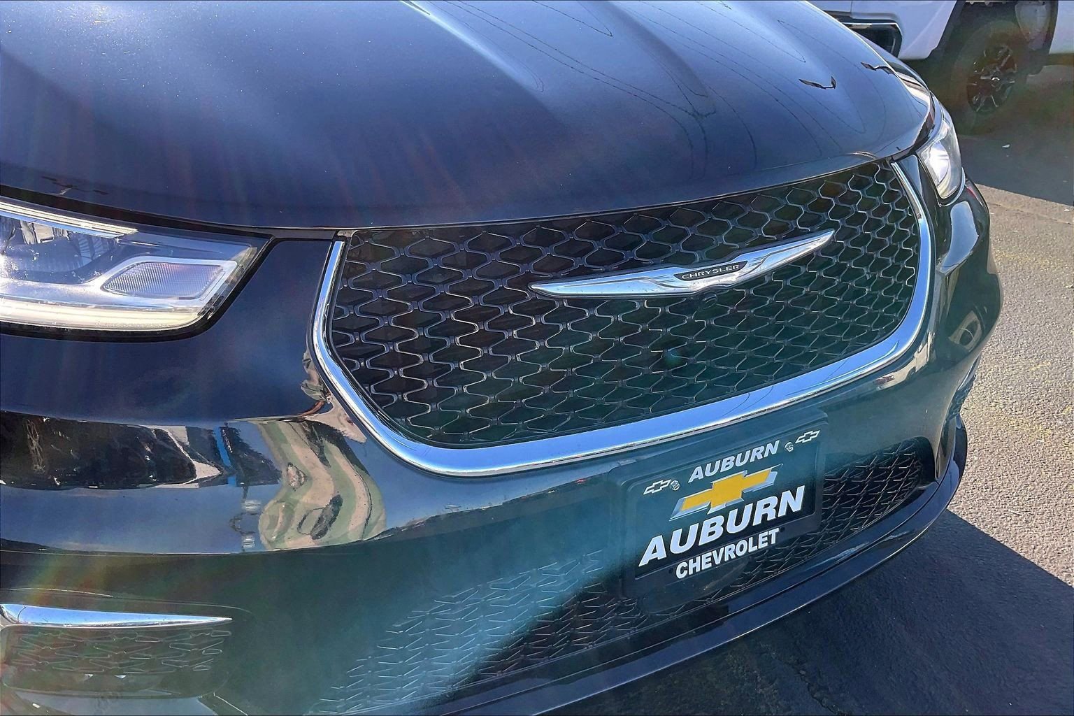 Used 2024 Chrysler Pacifica Touring-L image 28