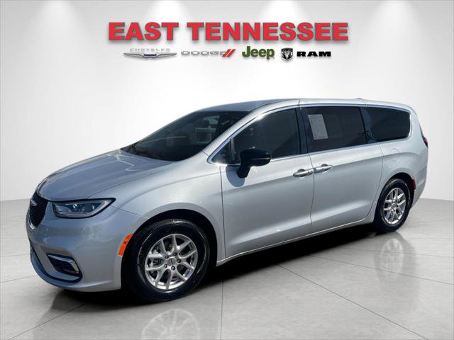 Used 2024 Chrysler Pacifica Touring-L image 7