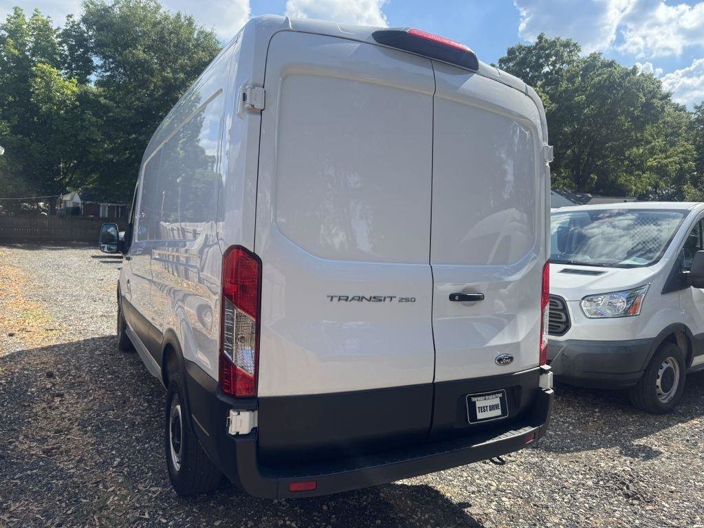 Used 2025 Ford Transit 250 148 Medium Roof RWD image 3
