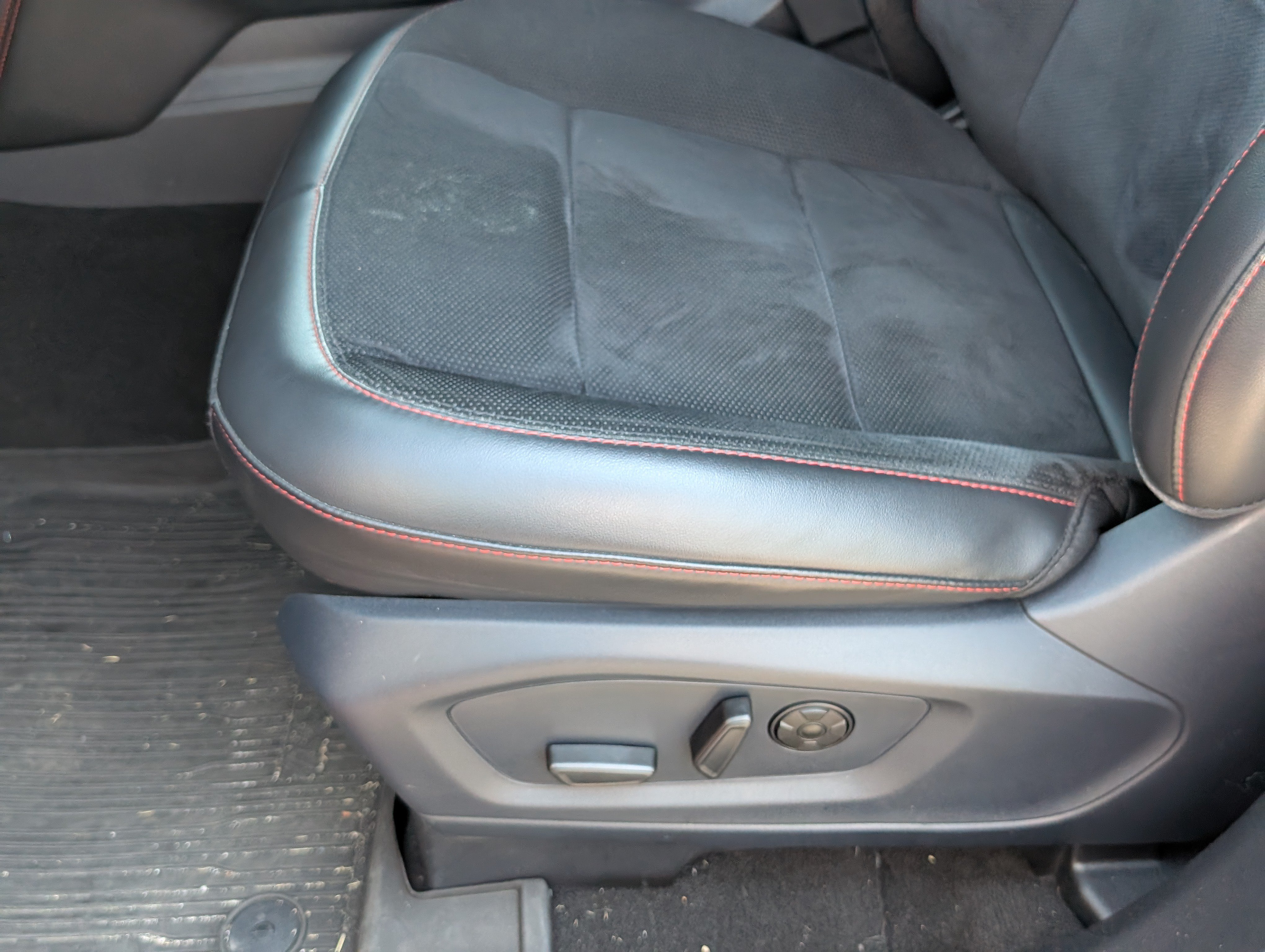 Used 2025 Ford Explorer ST AWD/4WD image 11