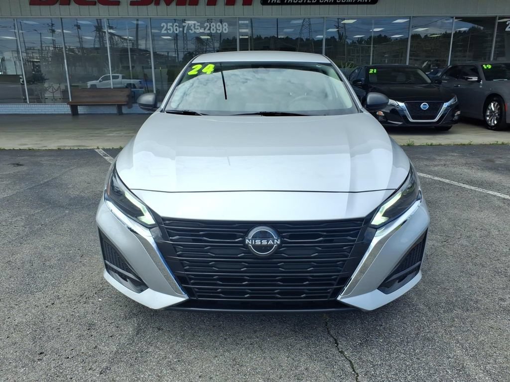 Used 2024 Nissan Altima 2.5 SV FWD image 2