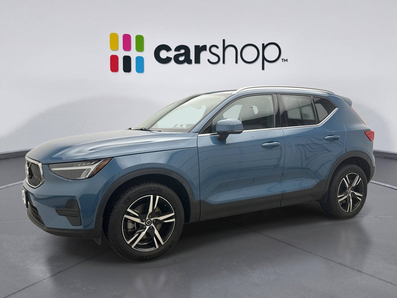 Used 2025 Volvo XC40 B5 Core image 1