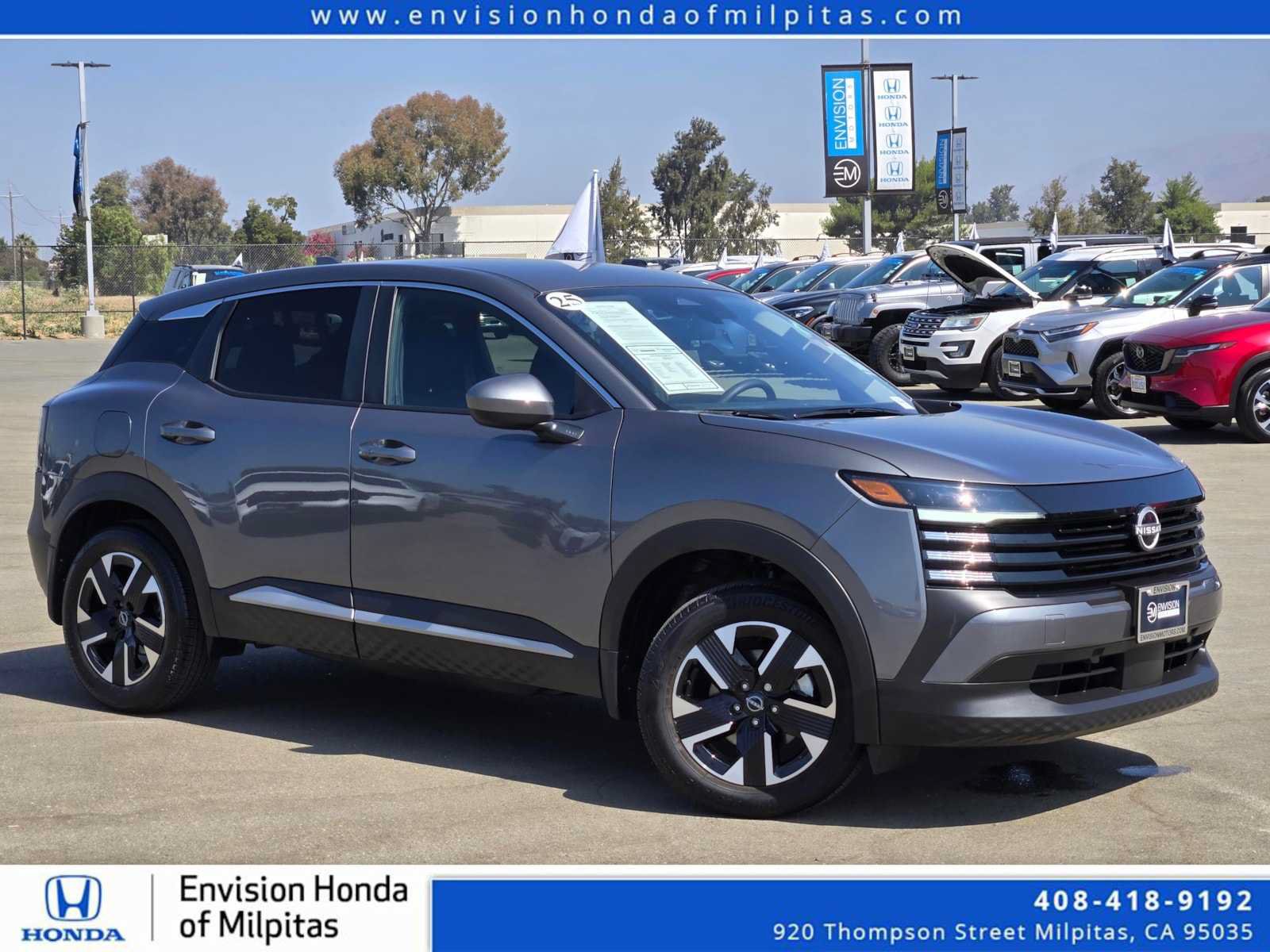 Used 2025 Nissan Kicks SV AWD/4WD image 1
