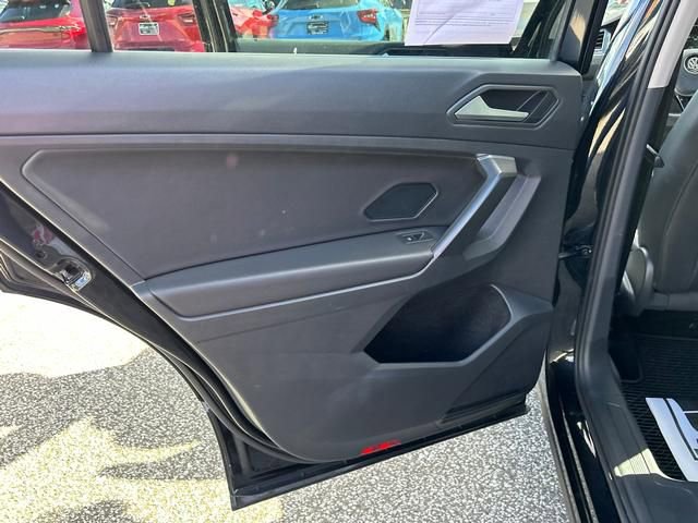 Used 2021 Volkswagen Tiguan SE w/ Panoramic Sunroof Package image 13