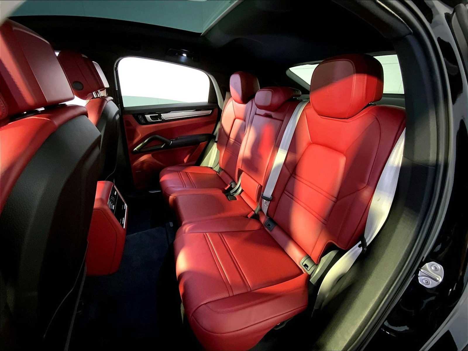 Certified 2022 Porsche Cayenne Platinum Edition image 24