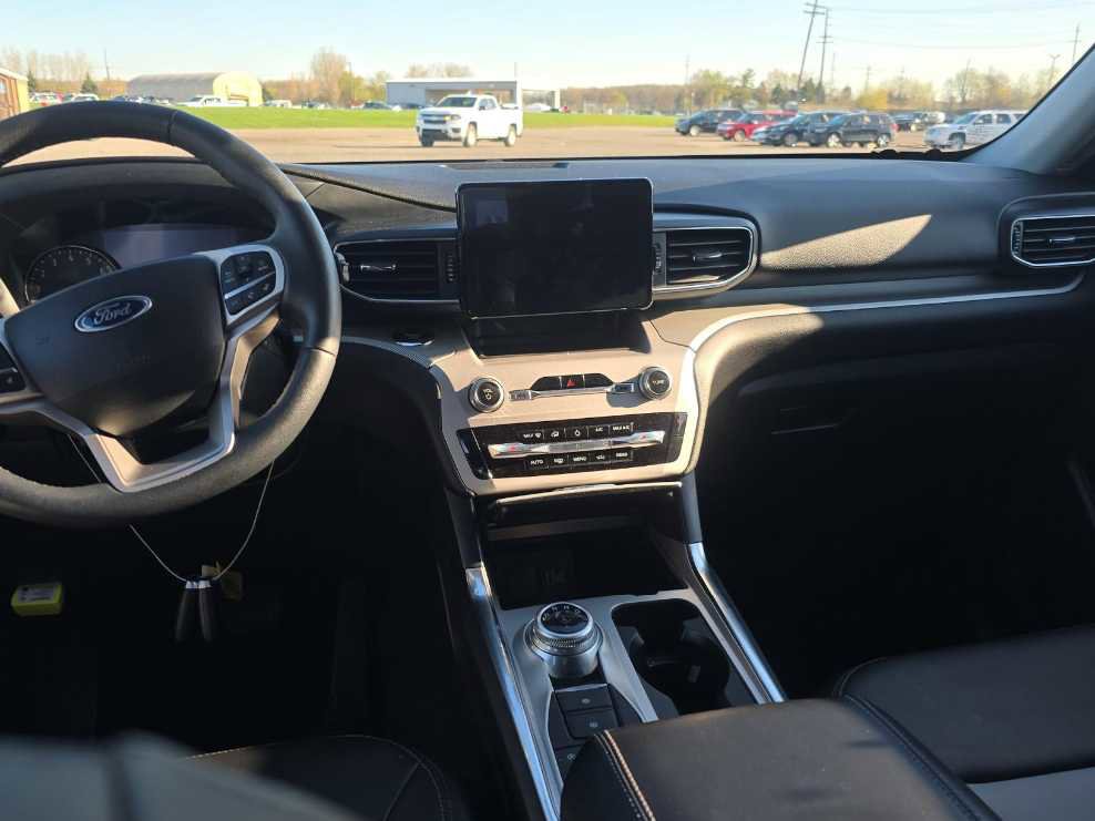 Used 2023 Ford Explorer XLT w/ Equipment Group 202A AWD/4WD image 9
