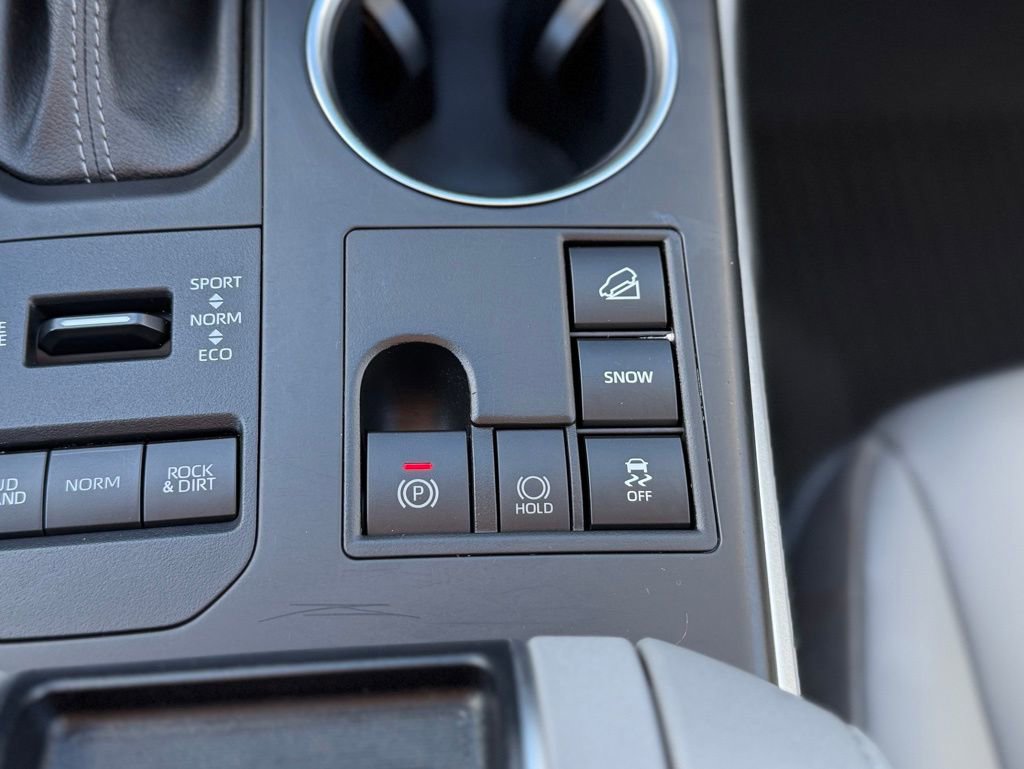 Certified 2025 Toyota Highlander XLE image 24