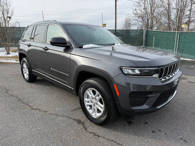 Used 2025 Jeep Grand Cherokee Laredo image 4