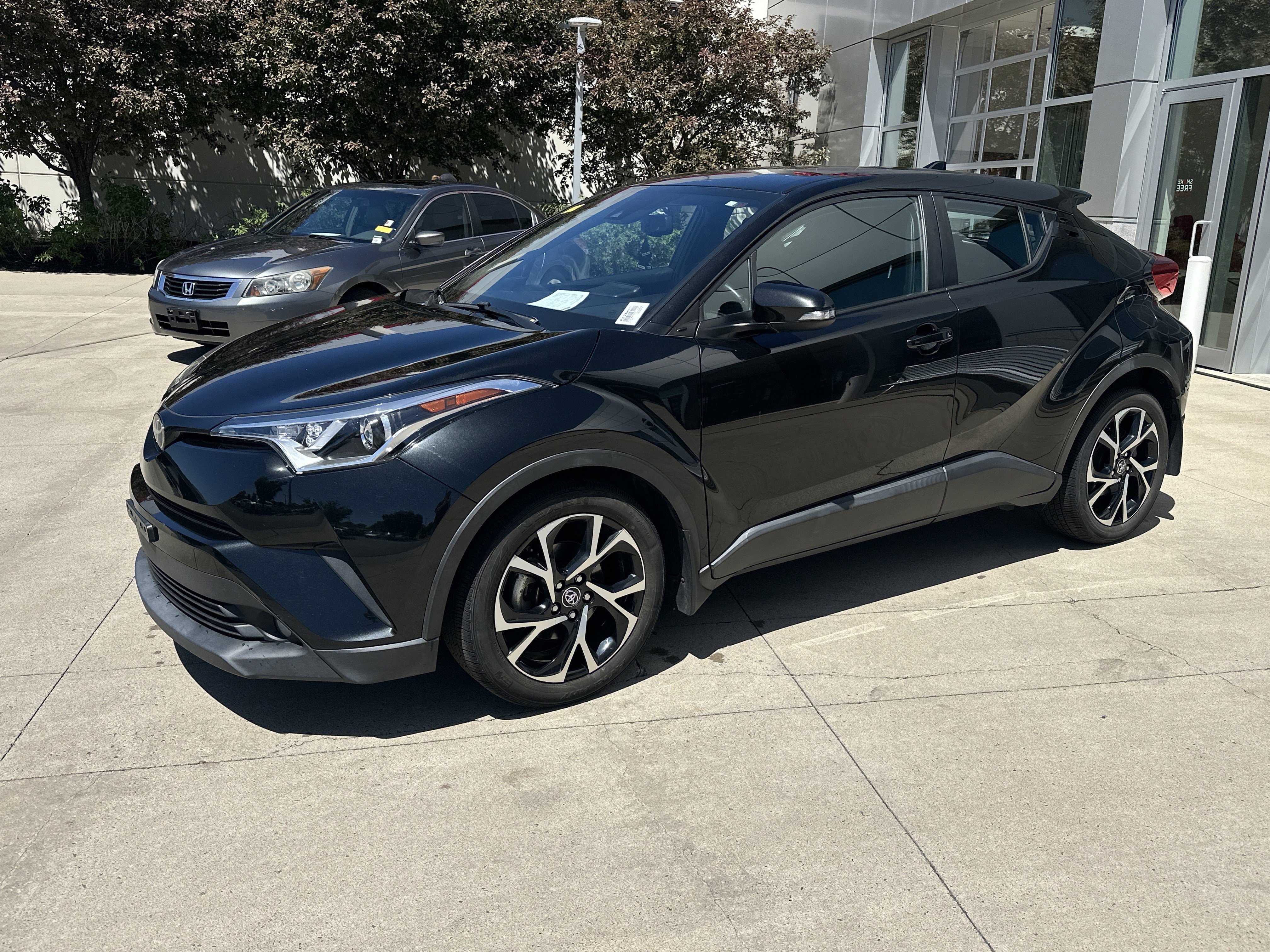 Used 2018 Toyota C-HR XLE FWD image 3