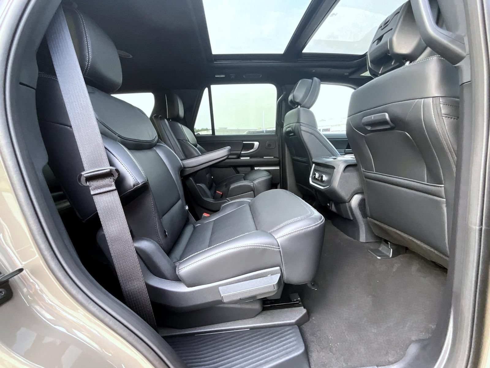 New 2027 Ford Expedition Platinum w/ Stealth Performance Package AWD/4WD image 22