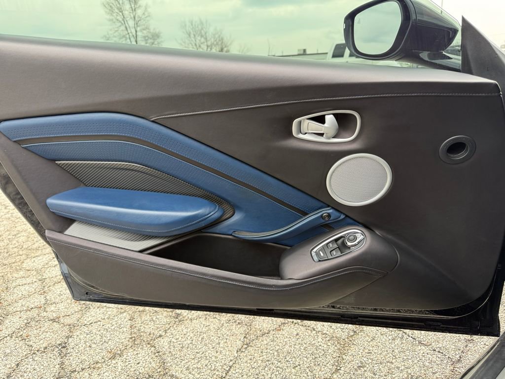 Used 2019 Aston Martin V8 Vantage Coupe image 12