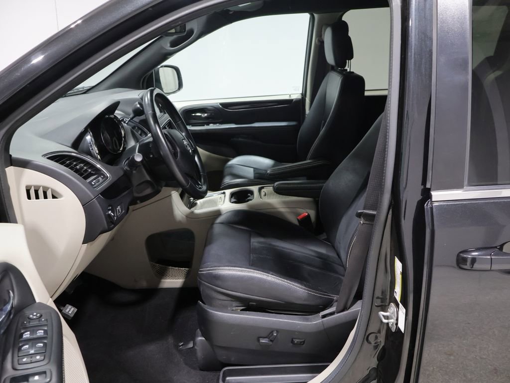 Used 2018 Dodge Grand Caravan SXT image 9