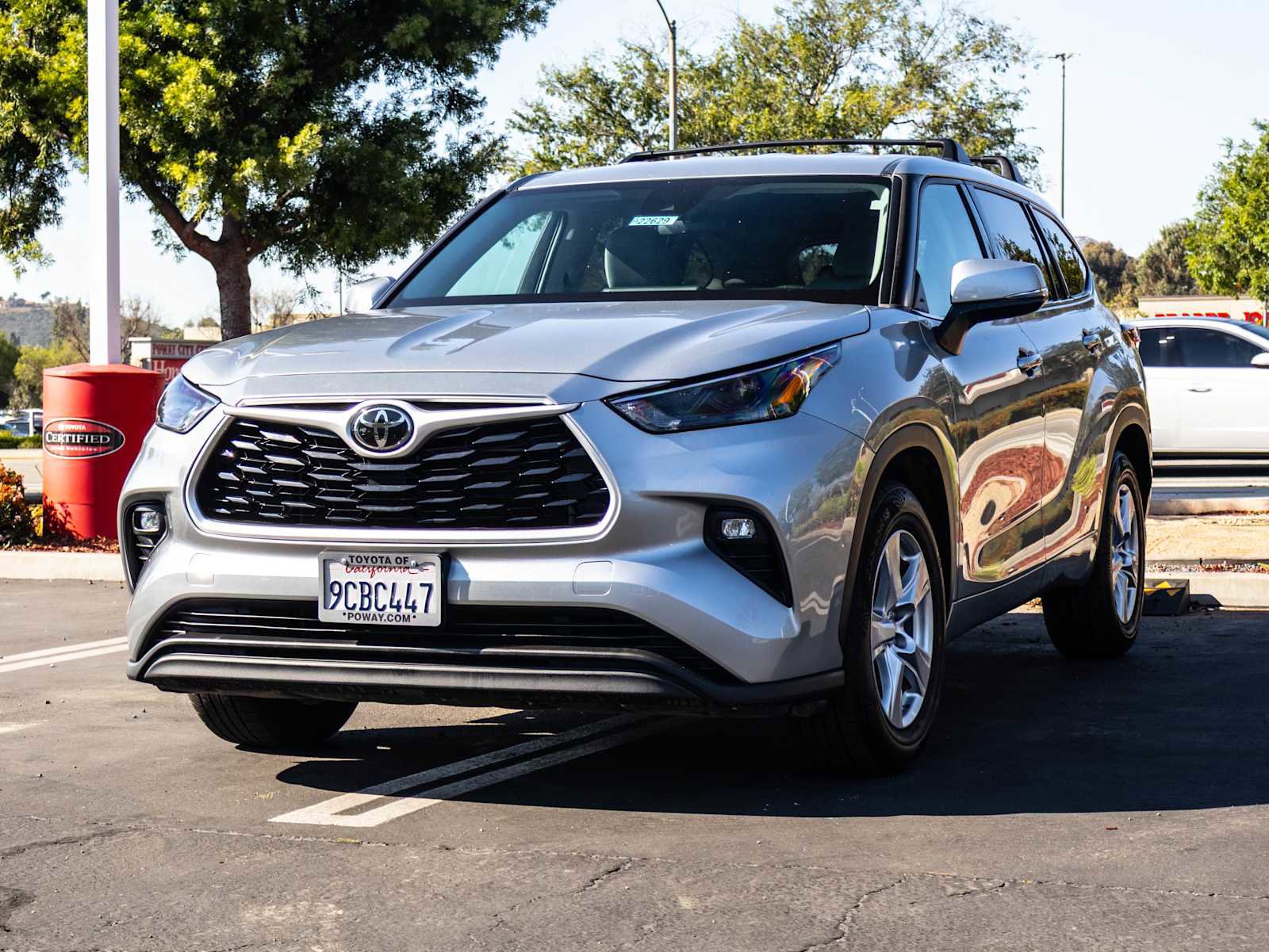 Used 2022 Toyota Highlander LE FWD image 3