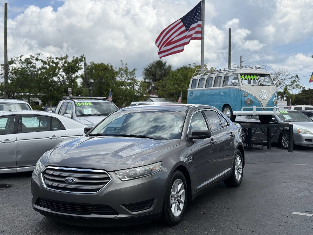 Used 2013 Ford Taurus SE image 2