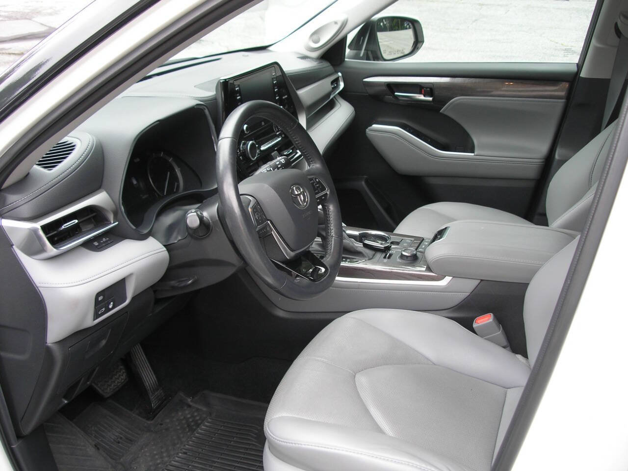 Used 2021 Toyota Highlander Limited AWD/4WD image 3