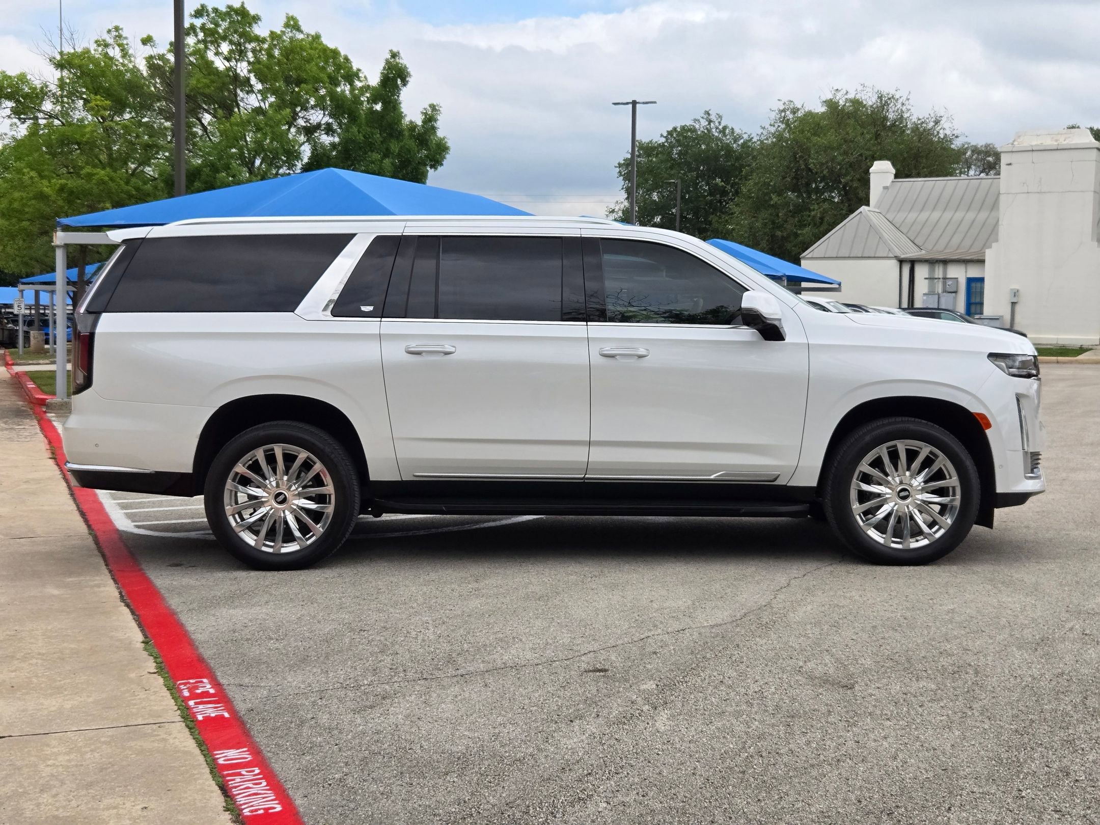 Used 2024 Cadillac Escalade ESV Premium Luxury AWD/4WD image 2