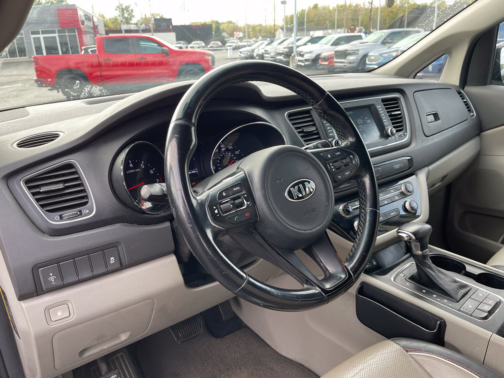 Used 2017 Kia Sedona LX w/ LX Essentials Premium Package FWD image 12