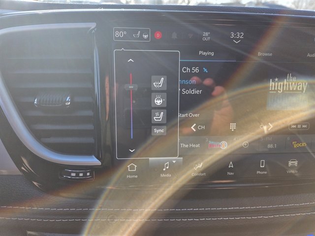 Used 2025 Chrysler Pacifica Limited image 11