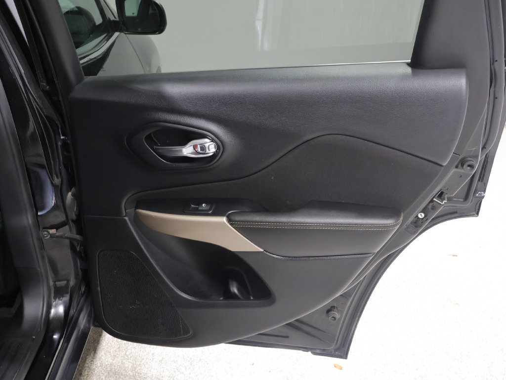 Used 2018 Jeep Cherokee Latitude w/ Cold Weather Group FWD image 20