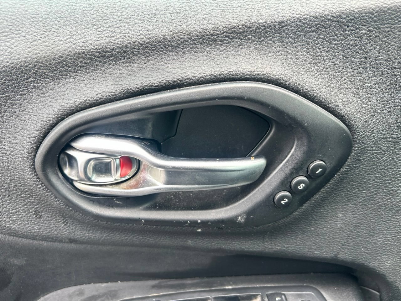 Used 2019 Jeep Cherokee Limited AWD/4WD image 18