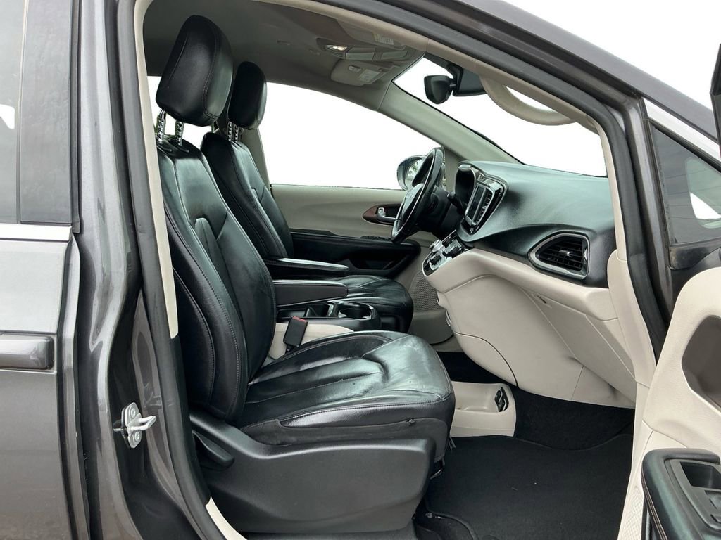 Used 2018 Chrysler Pacifica Touring-L FWD image 22