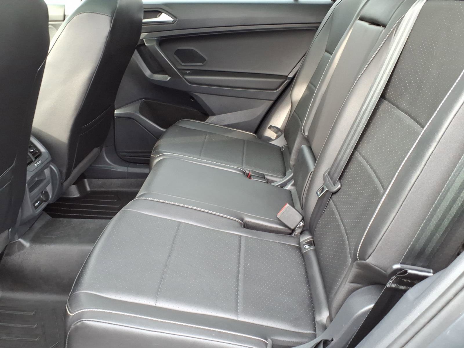 Used 2021 Volkswagen Tiguan SE w/ Panoramic Sunroof Package AWD/4WD image 11